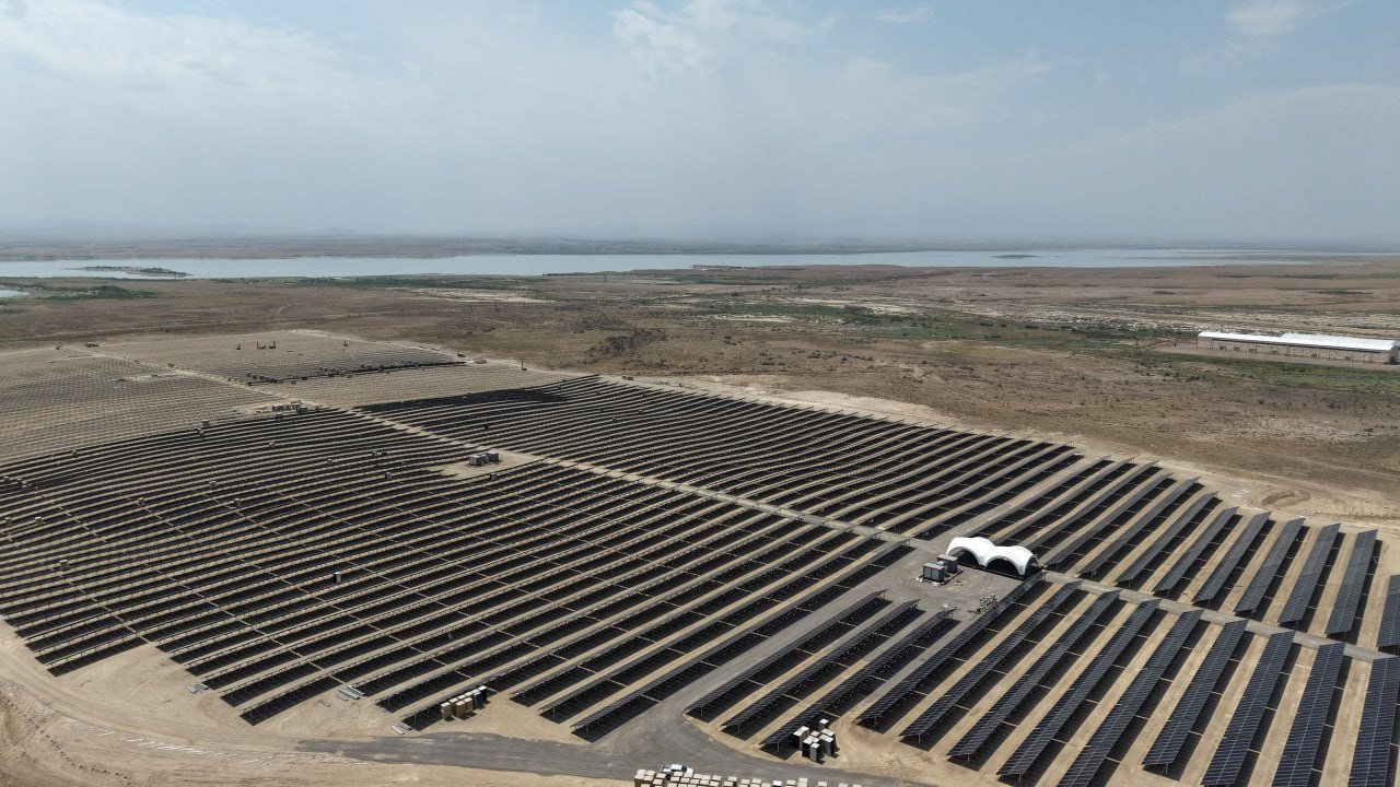 İlham Əliyev Naxçıvanda inşa olunan günəş elektrik stansiyalarında görülən işlərlə tanış olub İlham Əliyev Naxçıvanda inşa olunan günəş elektrik stansiyalarında görülən işlərlə tanış olub