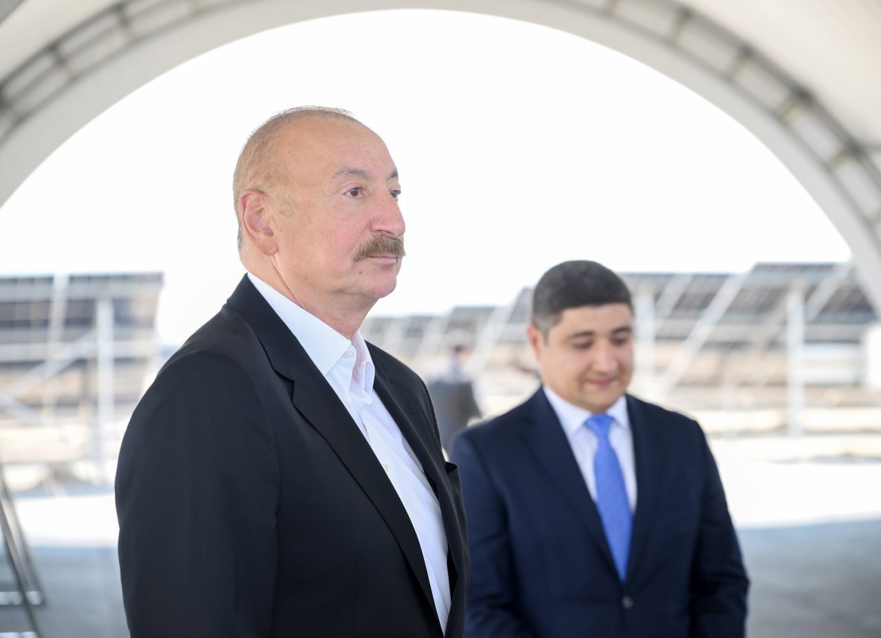 İlham Əliyev Naxçıvanda inşa olunan günəş elektrik stansiyalarında görülən işlərlə tanış olub İlham Əliyev Naxçıvanda inşa olunan günəş elektrik stansiyalarında görülən işlərlə tanış olub