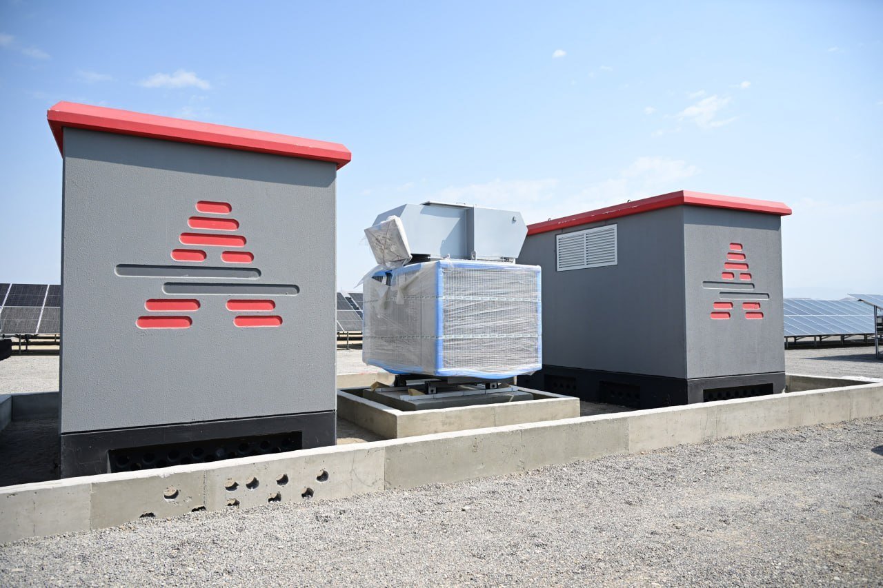 İlham Əliyev Naxçıvanda inşa olunan günəş elektrik stansiyalarında görülən işlərlə tanış olub İlham Əliyev Naxçıvanda inşa olunan günəş elektrik stansiyalarında görülən işlərlə tanış olub