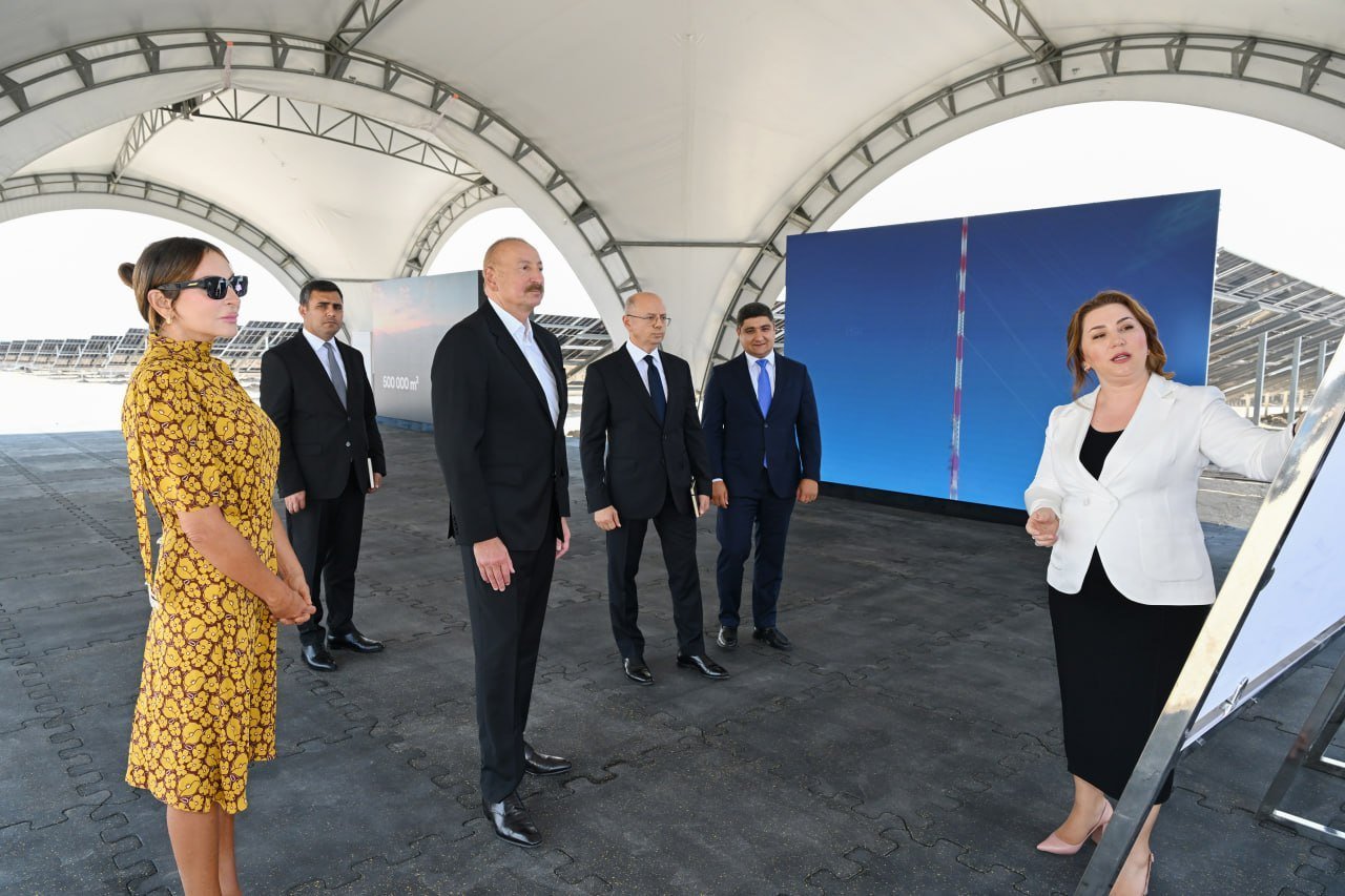 İlham Əliyev Naxçıvanda inşa olunan günəş elektrik stansiyalarında görülən işlərlə tanış olub İlham Əliyev Naxçıvanda inşa olunan günəş elektrik stansiyalarında görülən işlərlə tanış olub