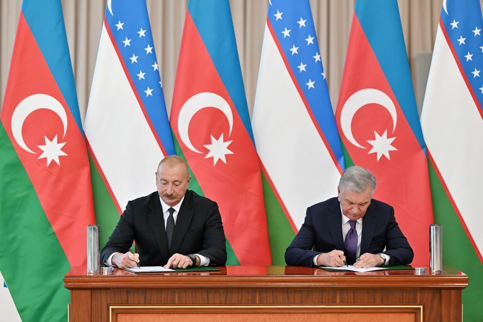 İlham Əliyev və Şavkat Mirziyoyev Yeni Daşkənddə “Azərbaycan” parkının təməlini qoyublar İlham Əliyev və Şavkat Mirziyoyev Yeni Daşkənddə “Azərbaycan” parkının təməlini qoyublar