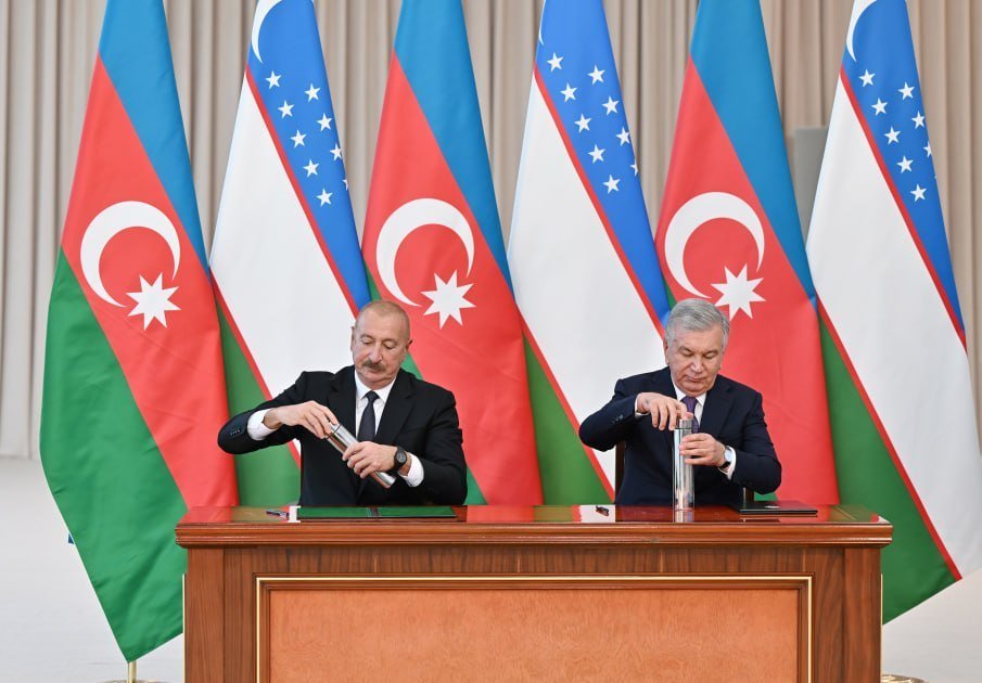 İlham Əliyev və Şavkat Mirziyoyev Yeni Daşkənddə “Azərbaycan” parkının təməlini qoyublar İlham Əliyev və Şavkat Mirziyoyev Yeni Daşkənddə “Azərbaycan” parkının təməlini qoyublar
