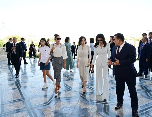 Mehriban Əliyeva və Leyla Əliyeva Daşkənddə İslam Sivilizasiyası Mərkəzində olublar Mehriban Əliyeva və Leyla Əliyeva Daşkənddə İslam Sivilizasiyası Mərkəzində olublar