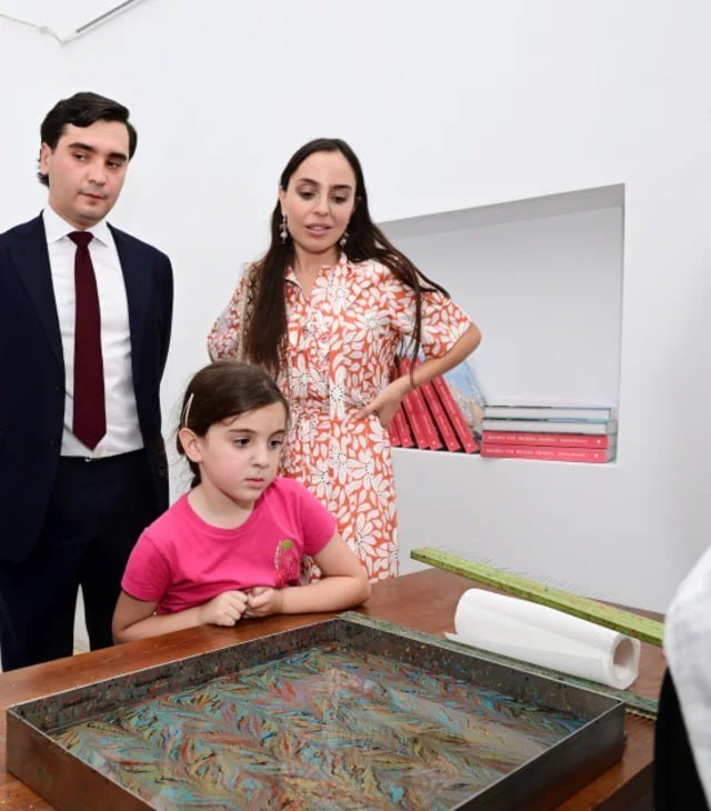 Leyla Əliyeva Buxara Müasir İncəsənət Biennalesinin əsərləri ilə tanış olub Leyla Əliyeva Buxara Müasir İncəsənət Biennalesinin əsərləri ilə tanış olub