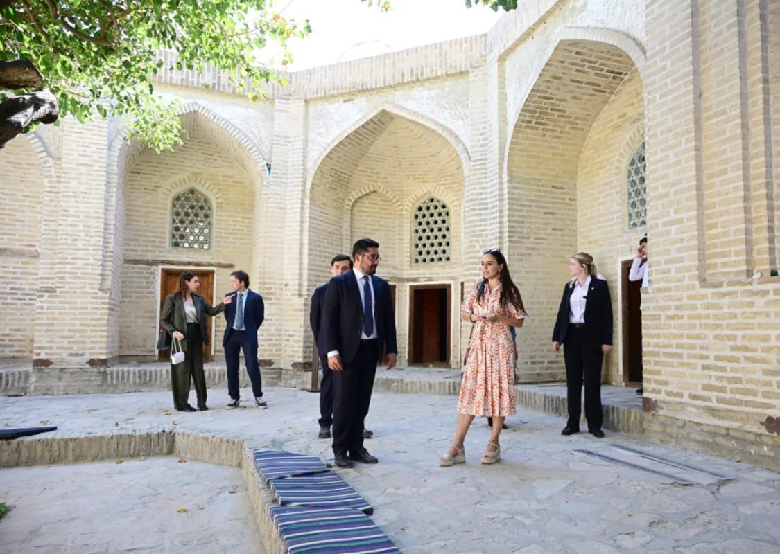 Leyla Əliyeva Buxara Müasir İncəsənət Biennalesinin əsərləri ilə tanış olub Leyla Əliyeva Buxara Müasir İncəsənət Biennalesinin əsərləri ilə tanış olub