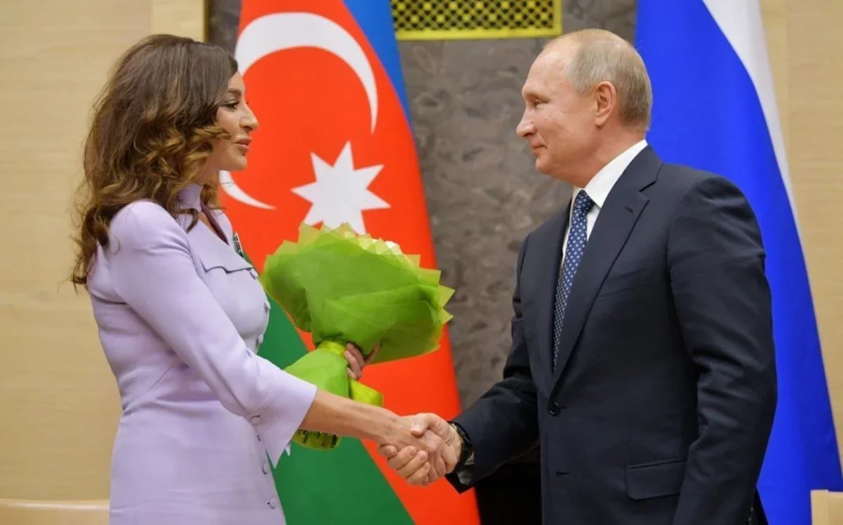 Vladimir Putin Mehriban Əliyevanı doğum günü münasibətilə təbrik edib Vladimir Putin Mehriban Əliyevanı doğum günü münasibətilə təbrik edib