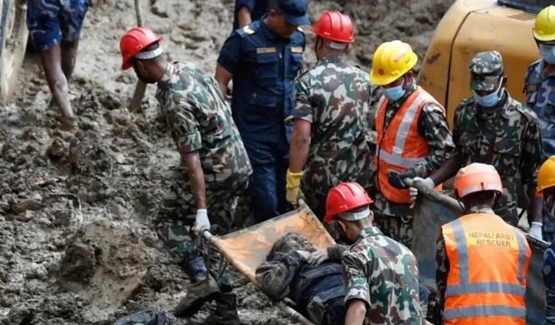 Nepaldakı faciənin dəhşətli mənzərəsi: Yüzlərlə meyitin kimliyi müəyyən edilə bilmir – FOTO Nepaldakı faciənin dəhşətli mənzərəsi: Yüzlərlə meyitin kimliyi müəyyən edilə bilmir – FOTO