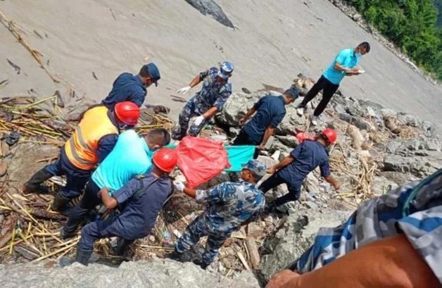 Nepaldakı faciənin dəhşətli mənzərəsi: Yüzlərlə meyitin kimliyi müəyyən edilə bilmir – FOTO Nepaldakı faciənin dəhşətli mənzərəsi: Yüzlərlə meyitin kimliyi müəyyən edilə bilmir – FOTO