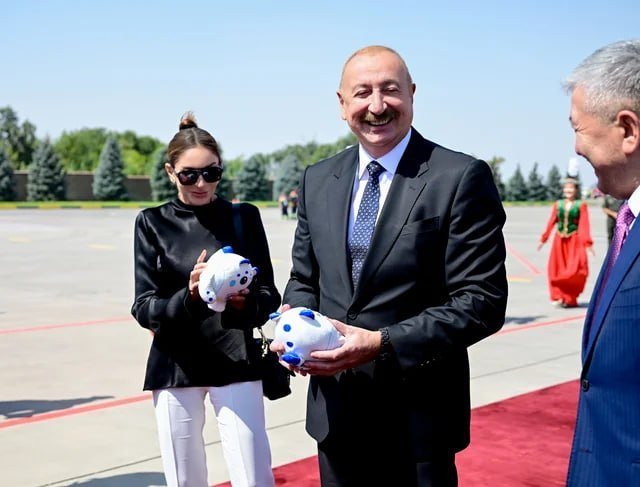 İlham Əliyev və Mehriban Əliyevanın Bişkek aeroportunda qarşılanma mərasimi keçirilib – FOTO