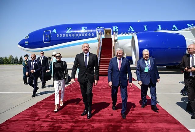 İlham Əliyev və Mehriban Əliyevanın Bişkek aeroportunda qarşılanma mərasimi keçirilib – FOTO