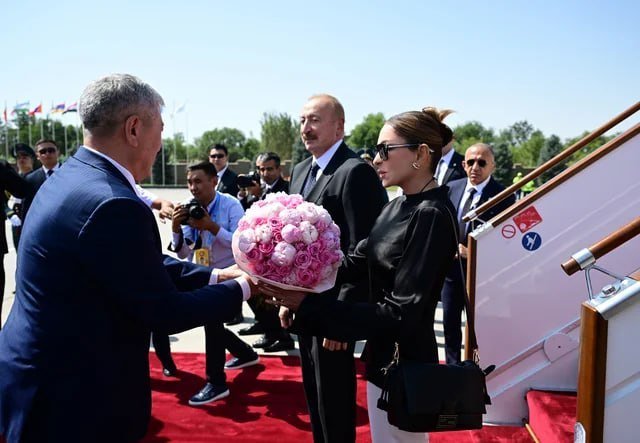 İlham Əliyev və Mehriban Əliyevanın Bişkek aeroportunda qarşılanma mərasimi keçirilib – FOTO