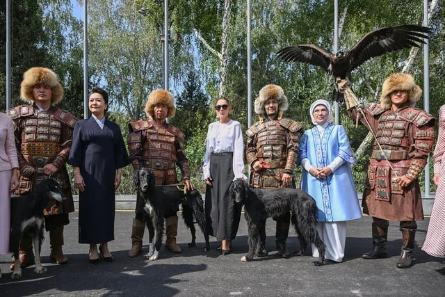 Mehriban Əliyeva Bişkekdə birinci xanımlarla birlikdə mədəni proqramda iştirak edib Mehriban Əliyeva Bişkekdə birinci xanımlarla birlikdə mədəni proqramda iştirak edib