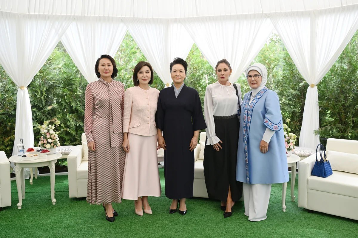 Mehriban Əliyeva Bişkekdə birinci xanımlarla birlikdə mədəni proqramda iştirak edib Mehriban Əliyeva Bişkekdə birinci xanımlarla birlikdə mədəni proqramda iştirak edib