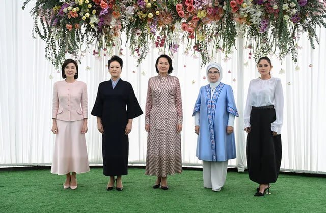 Mehriban Əliyeva Bişkekdə birinci xanımlarla birlikdə mədəni proqramda iştirak edib Mehriban Əliyeva Bişkekdə birinci xanımlarla birlikdə mədəni proqramda iştirak edib