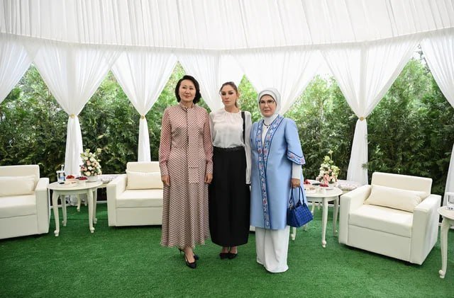 Mehriban Əliyeva Bişkekdə birinci xanımlarla birlikdə mədəni proqramda iştirak edib Mehriban Əliyeva Bişkekdə birinci xanımlarla birlikdə mədəni proqramda iştirak edib