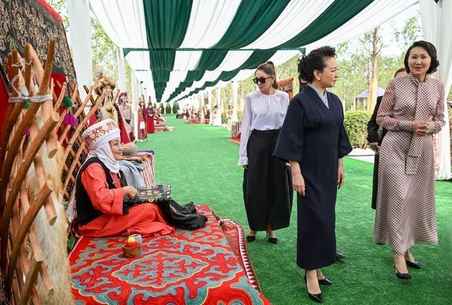 Mehriban Əliyeva Bişkekdə birinci xanımlarla birlikdə mədəni proqramda iştirak edib Mehriban Əliyeva Bişkekdə birinci xanımlarla birlikdə mədəni proqramda iştirak edib