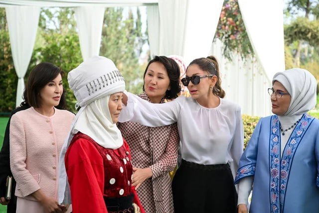 Mehriban Əliyeva Bişkekdə birinci xanımlarla birlikdə mədəni proqramda iştirak edib Mehriban Əliyeva Bişkekdə birinci xanımlarla birlikdə mədəni proqramda iştirak edib