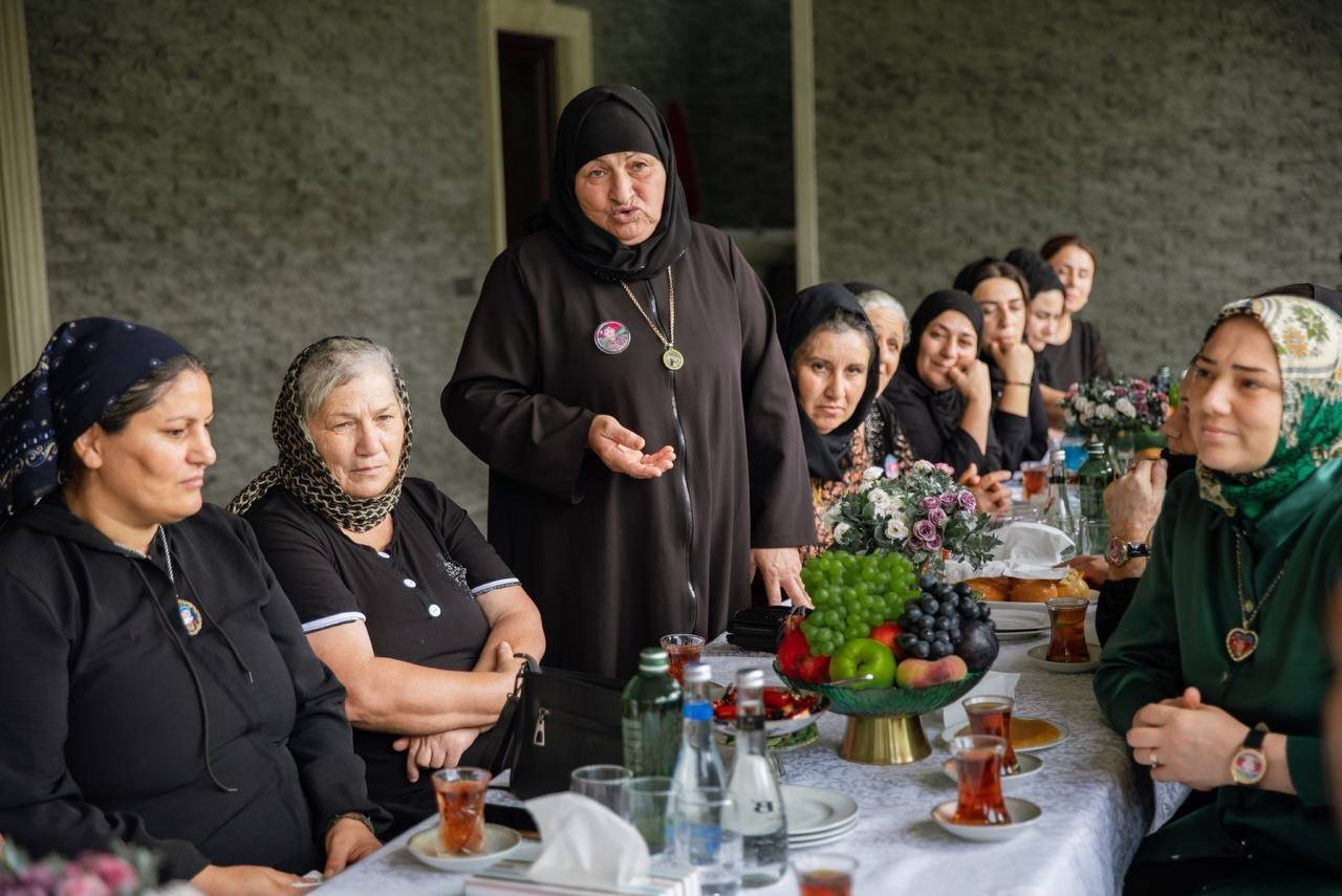 Prezidentin köməkçisi Anar Ələkbərov Masallıda şəhid anaları ilə görüşüb