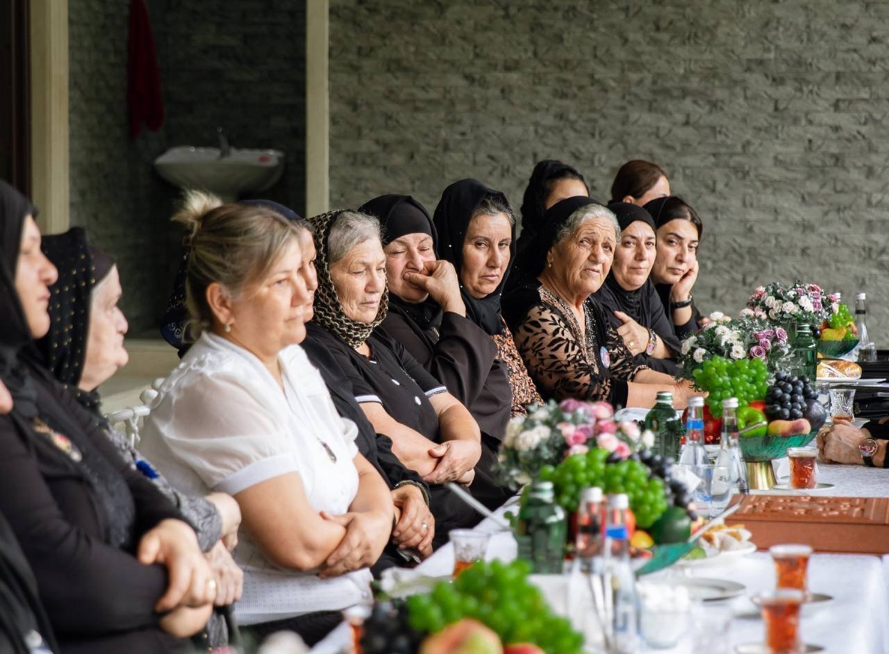 Prezidentin köməkçisi Anar Ələkbərov Masallıda şəhid anaları ilə görüşüb