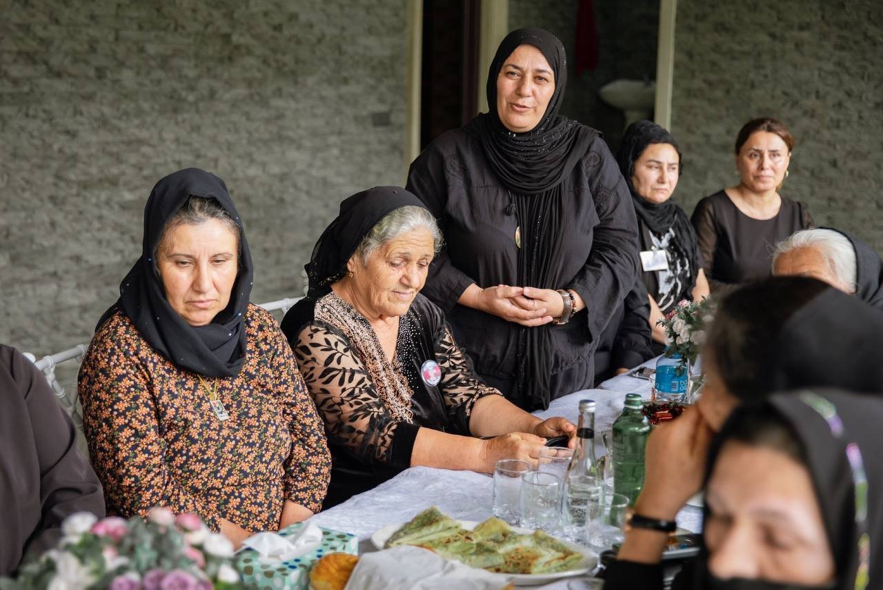 Prezidentin köməkçisi Anar Ələkbərov Masallıda şəhid anaları ilə görüşüb