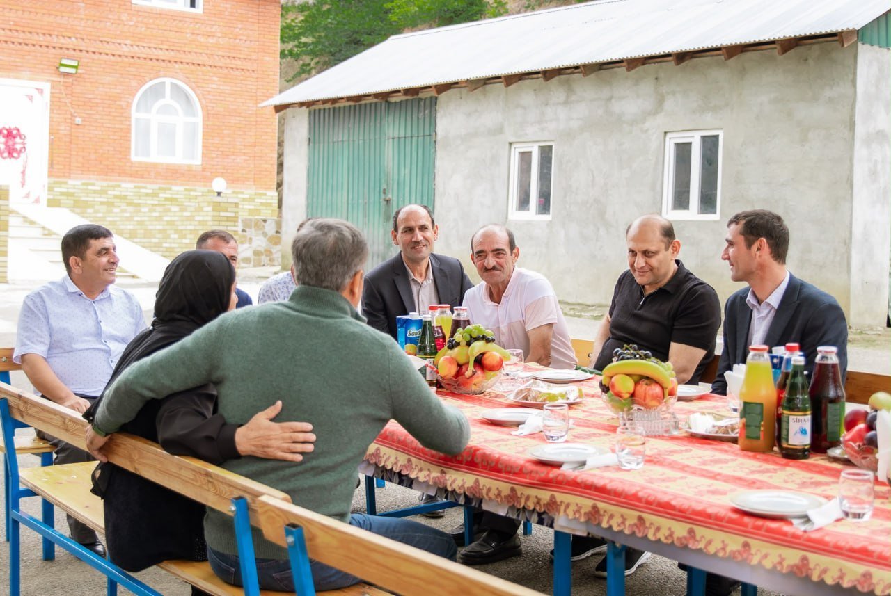 Anar Ələkbərov Milli Qəhrəman Pəncəli Teymurovun ailəsini ziyarət edib Anar Ələkbərov Milli Qəhrəman Pəncəli Teymurovun ailəsini ziyarət edib
