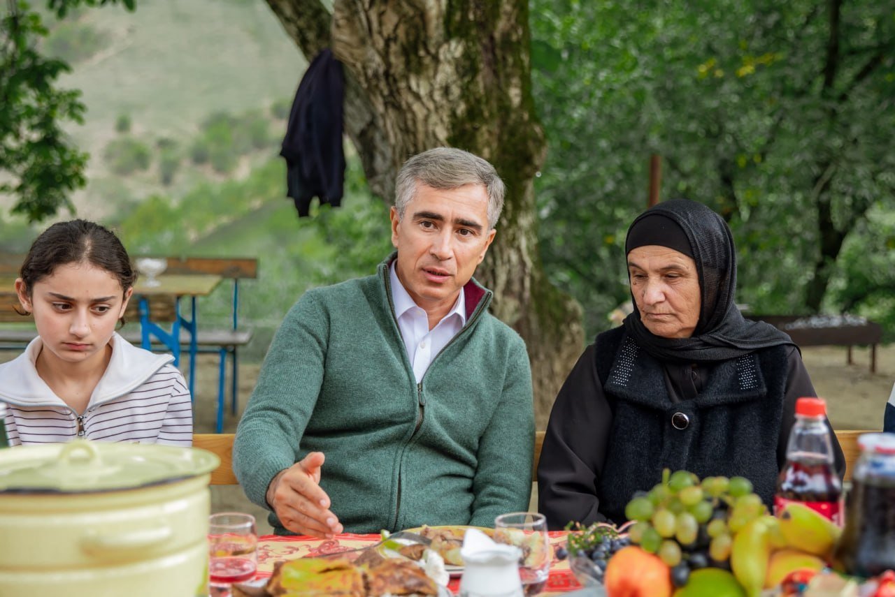 Anar Ələkbərov Milli Qəhrəman Pəncəli Teymurovun ailəsini ziyarət edib Anar Ələkbərov Milli Qəhrəman Pəncəli Teymurovun ailəsini ziyarət edib