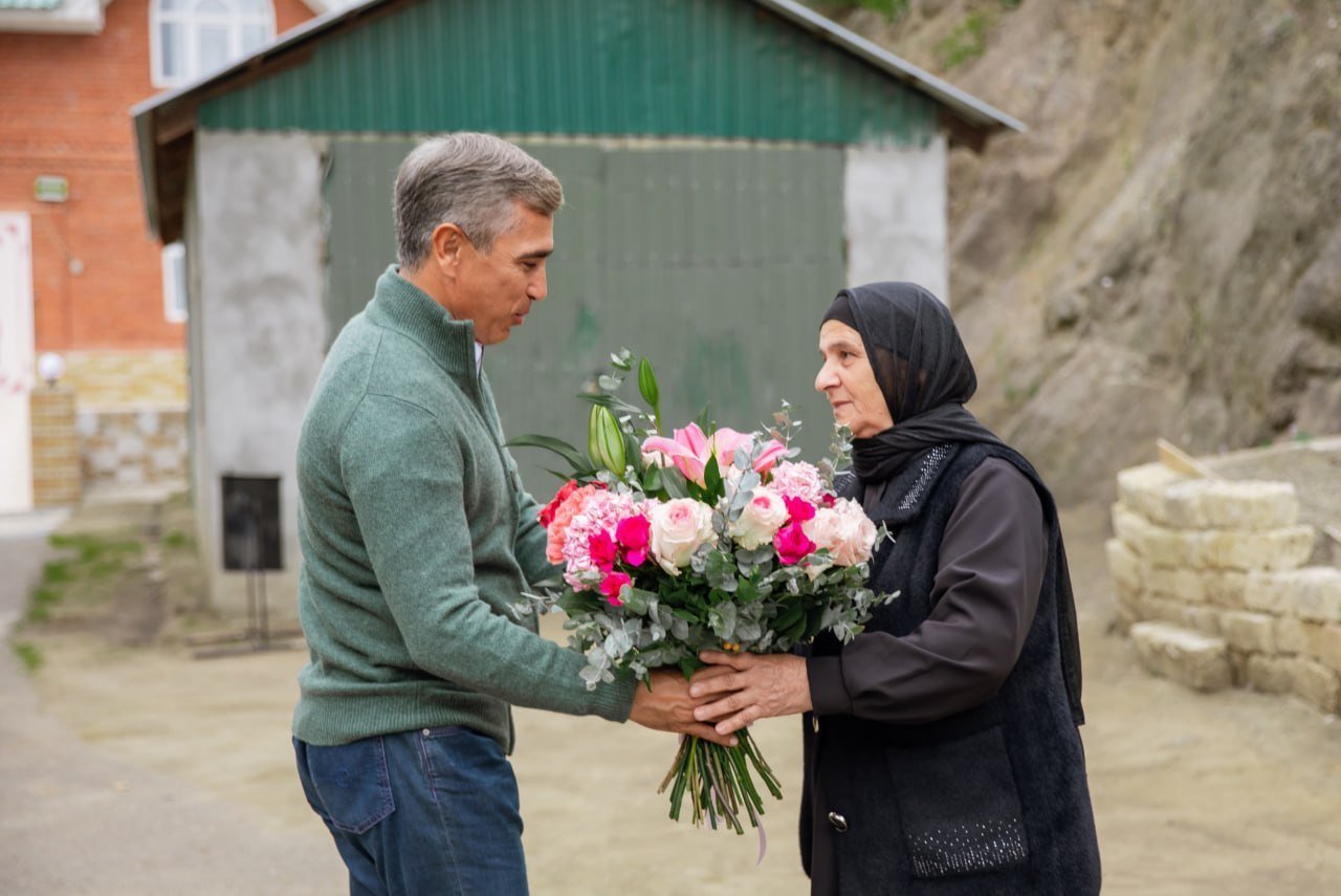Anar Ələkbərov Milli Qəhrəman Pəncəli Teymurovun ailəsini ziyarət edib Anar Ələkbərov Milli Qəhrəman Pəncəli Teymurovun ailəsini ziyarət edib