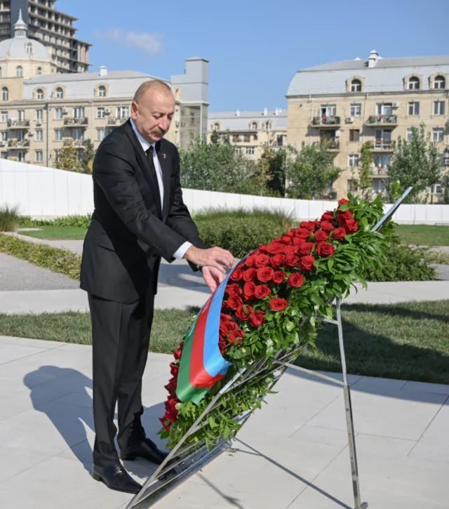 İlham Əliyev və Mehriban Əliyeva Anım Günü ilə əlaqədar Zəfər parkında olublar