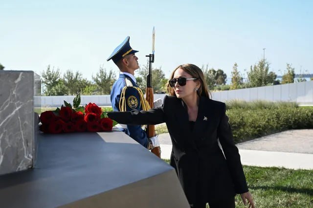 İlham Əliyev və Mehriban Əliyeva Anım Günü ilə əlaqədar Zəfər parkında olublar