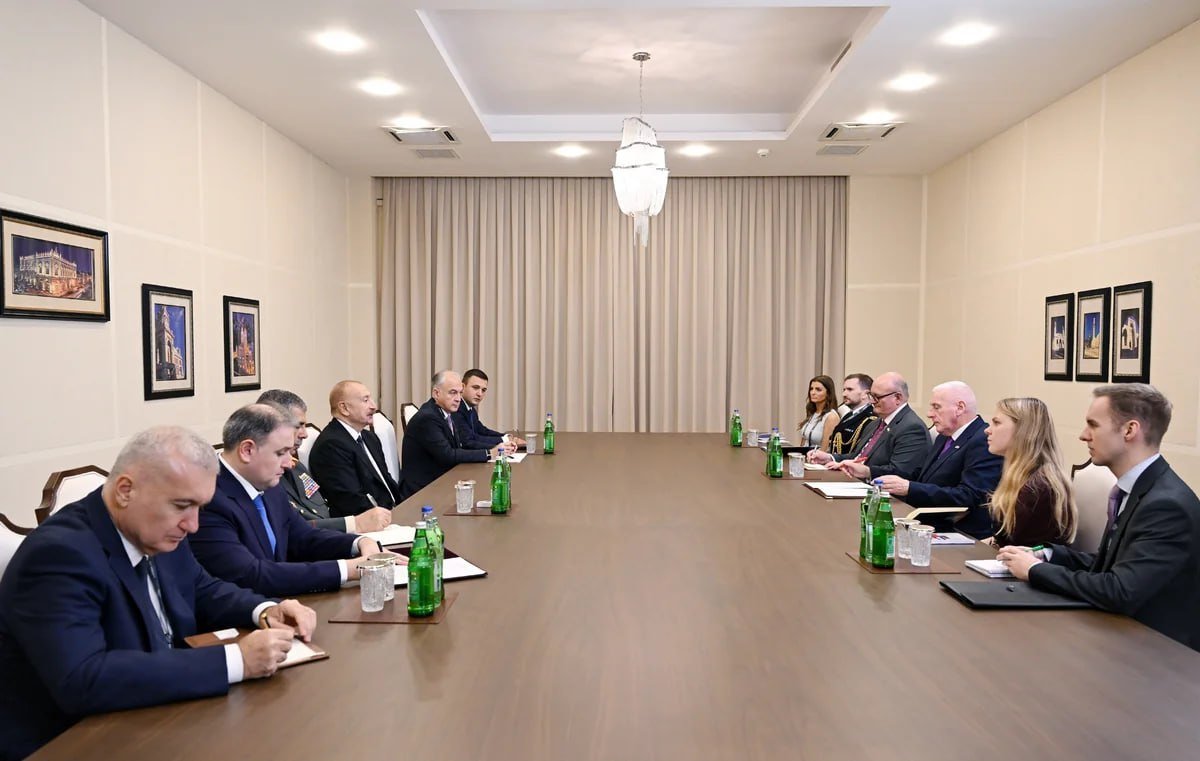   İlham Əliyev Böyük Britaniyanın müdafiə üzrə dövlət nazirini qəbul edib