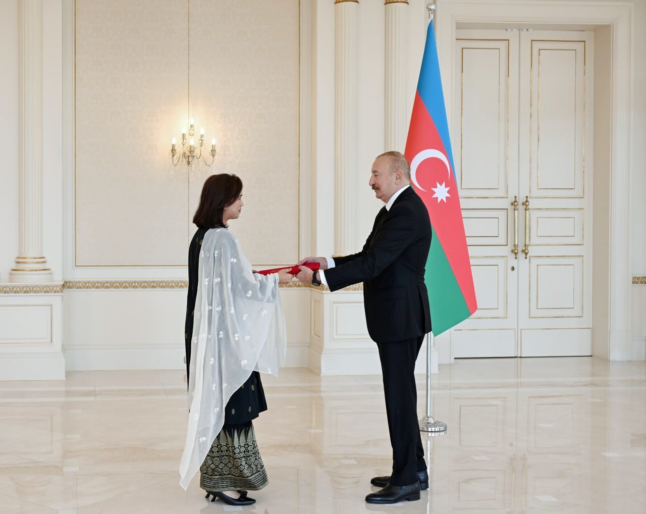 İlham Əliyev Malayziyanın yeni səfirini qəbul edib İlham Əliyev Malayziyanın yeni səfirini qəbul edib