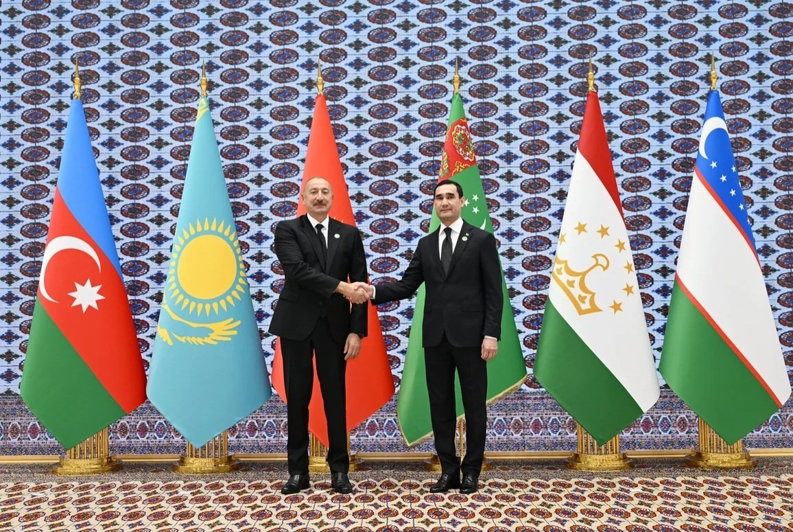 İlham Əliyev Türkmənbaşıda Məşvərət görüşündə iştirak edib