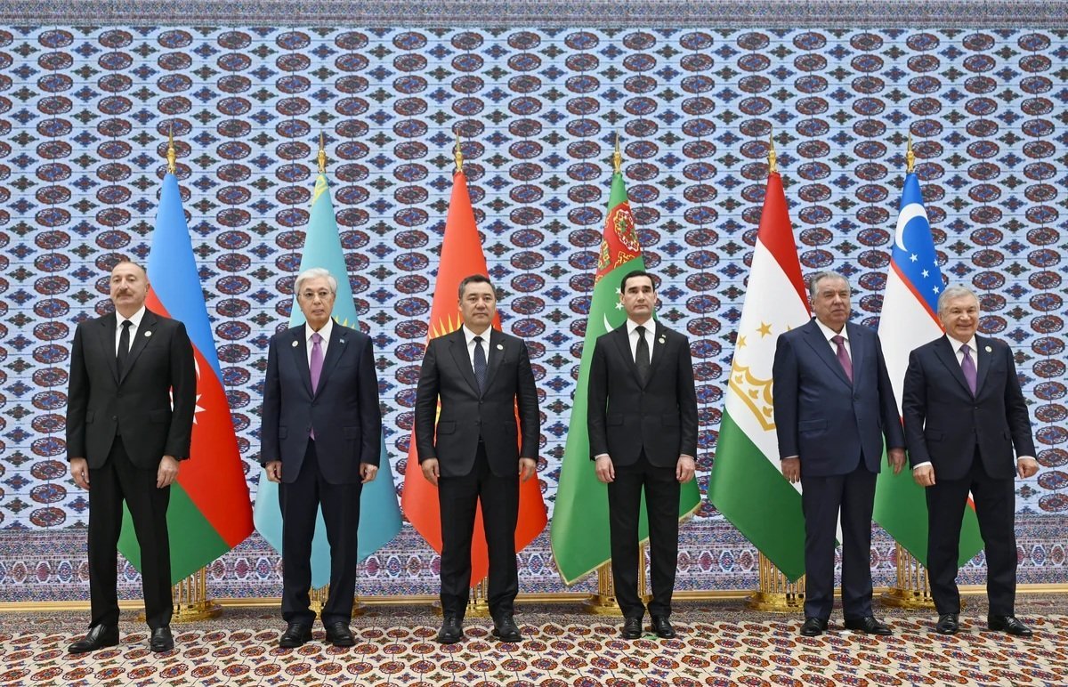 İlham Əliyev Türkmənbaşıda Məşvərət görüşündə iştirak edib