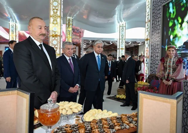 İlham Əliyev Türkmənbaşı şəhərində Milli Kulinariya Festivalı ilə tanış olub