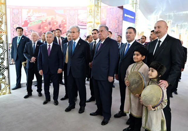 İlham Əliyev Türkmənbaşı şəhərində Milli Kulinariya Festivalı ilə tanış olub