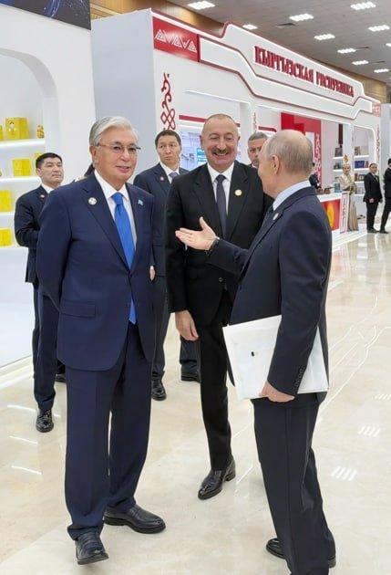 İlham Əliyev “Avaza” Kompleksində Azərbaycan milli stendi ilə tanış olub