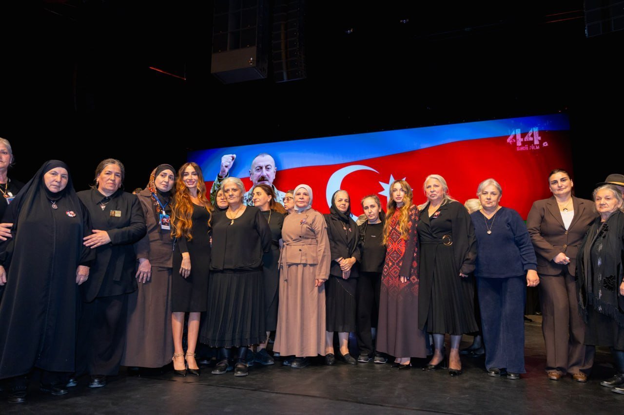 Alyona Əliyeva “44” bədii filminin təqdimat mərasimindən paylaşım edib Alyona Əliyeva “44” bədii filminin təqdimat mərasimindən paylaşım edib