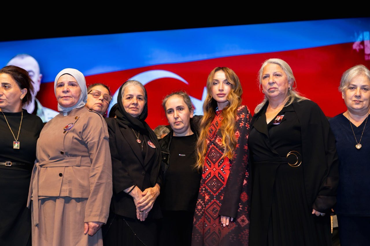 Alyona Əliyeva “44” bədii filminin təqdimat mərasimindən paylaşım edib Alyona Əliyeva “44” bədii filminin təqdimat mərasimindən paylaşım edib