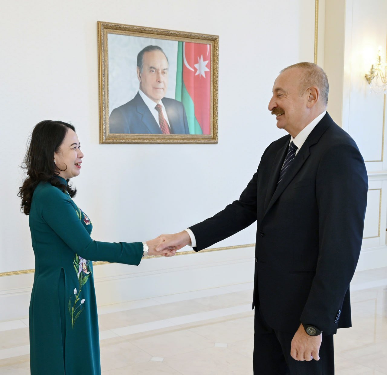 İlham Əliyev və Mehriban Əliyeva Vyetnamın vitse-prezidenti ilə görüşüblər İlham Əliyev və Mehriban Əliyeva Vyetnamın vitse-prezidenti ilə görüşüblər