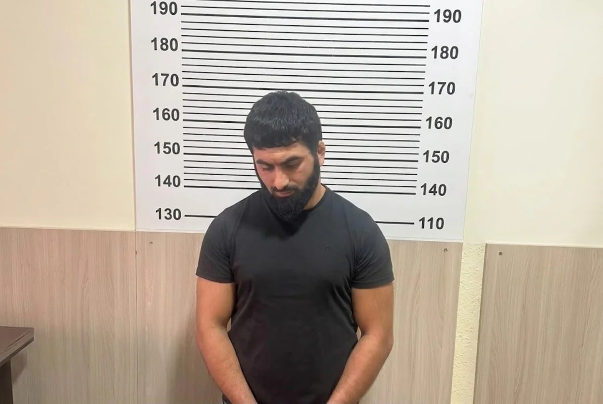 Xırdalanda məktəbin şüşələrini daşla sındıran şəxs həbs edildi Xırdalanda məktəbin şüşələrini daşla sındıran şəxs həbs edildi