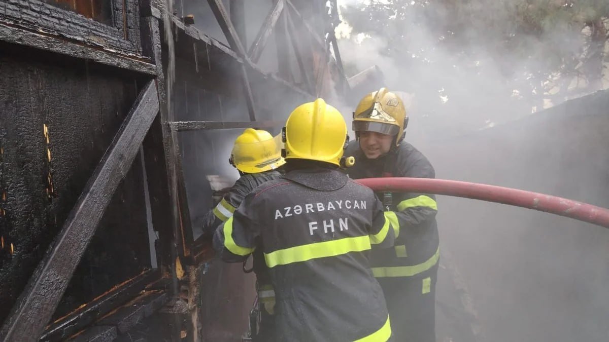 Xırdalanda yaşayış kompleksinin ərazisində baş verən yanğın söndürülüb Xırdalanda yaşayış kompleksinin ərazisində baş verən yanğın söndürülüb