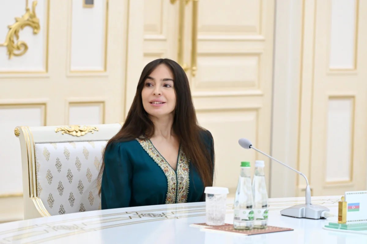 Aşqabadda Leyla Əliyeva, Oğulcahan Atabayeva və Saida Mirziyoyeva arasında üçtərəfli görüş keçirilib Aşqabadda Leyla Əliyeva, Oğulcahan Atabayeva və Saida Mirziyoyeva arasında üçtərəfli görüş keçirilib