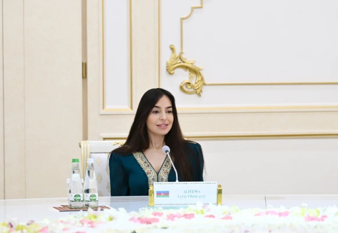 Aşqabadda Leyla Əliyeva, Oğulcahan Atabayeva və Saida Mirziyoyeva arasında üçtərəfli görüş keçirilib Aşqabadda Leyla Əliyeva, Oğulcahan Atabayeva və Saida Mirziyoyeva arasında üçtərəfli görüş keçirilib