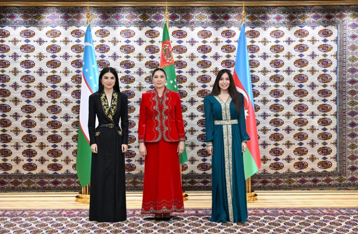 Aşqabadda Leyla Əliyeva, Oğulcahan Atabayeva və Saida Mirziyoyeva arasında üçtərəfli görüş keçirilib Aşqabadda Leyla Əliyeva, Oğulcahan Atabayeva və Saida Mirziyoyeva arasında üçtərəfli görüş keçirilib