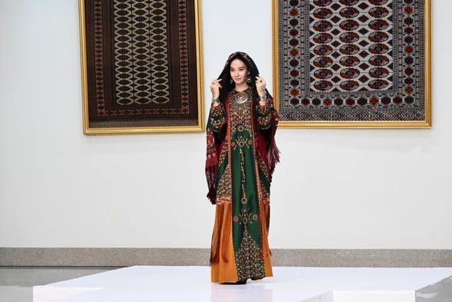 Leyla Əliyeva və Saida Mirziyoyeva Aşqabadda Milli Türkmən Xalçası Muzeyini ziyarət ediblər
