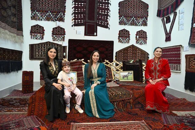Leyla Əliyeva və Saida Mirziyoyeva Aşqabadda Milli Türkmən Xalçası Muzeyini ziyarət ediblər