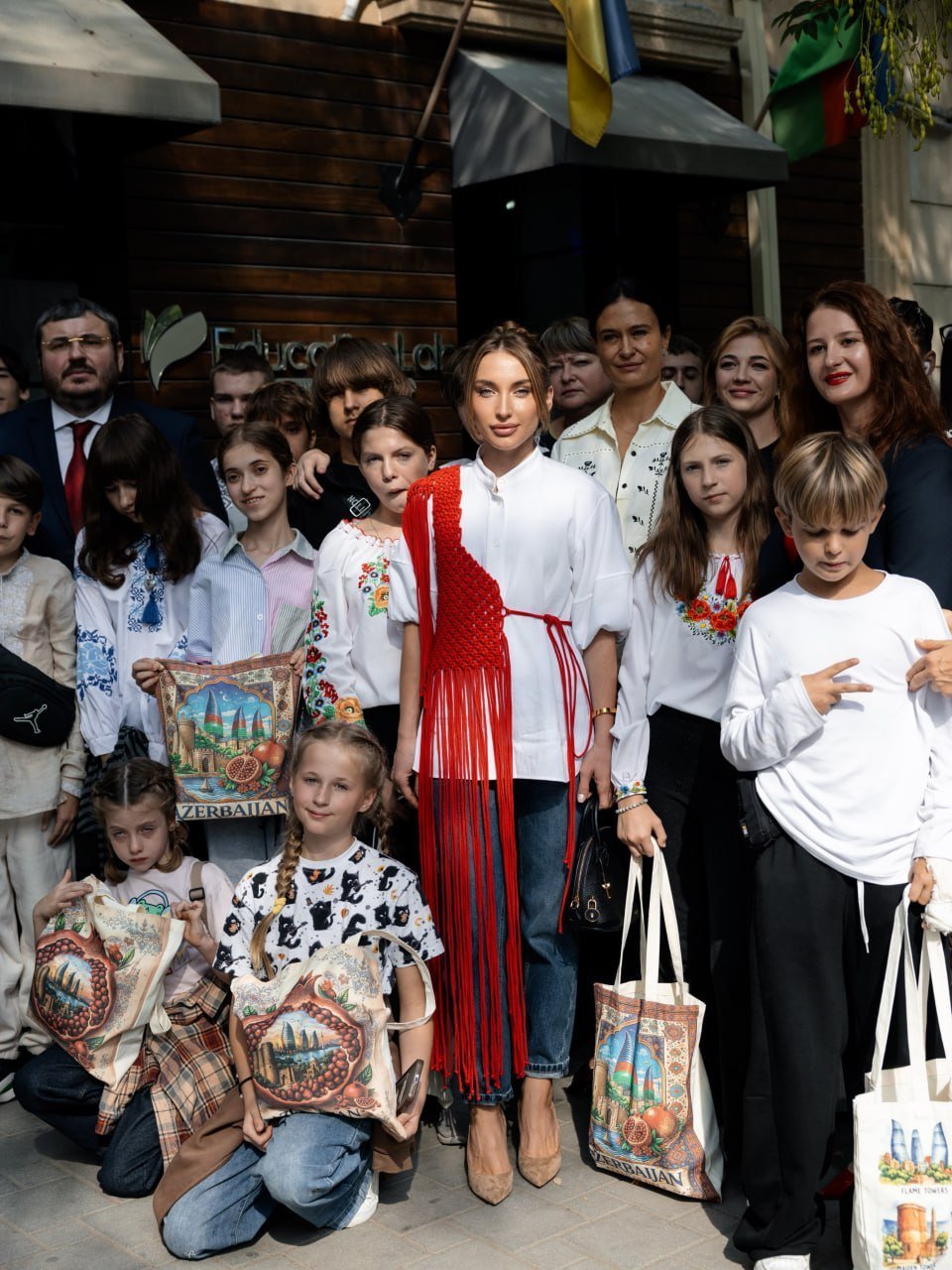 Alyona Əliyeva müharibədən zərər çəkmiş ukraynalı uşaqlarla vaxt keçirib Alyona Əliyeva müharibədən zərər çəkmiş ukraynalı uşaqlarla vaxt keçirib