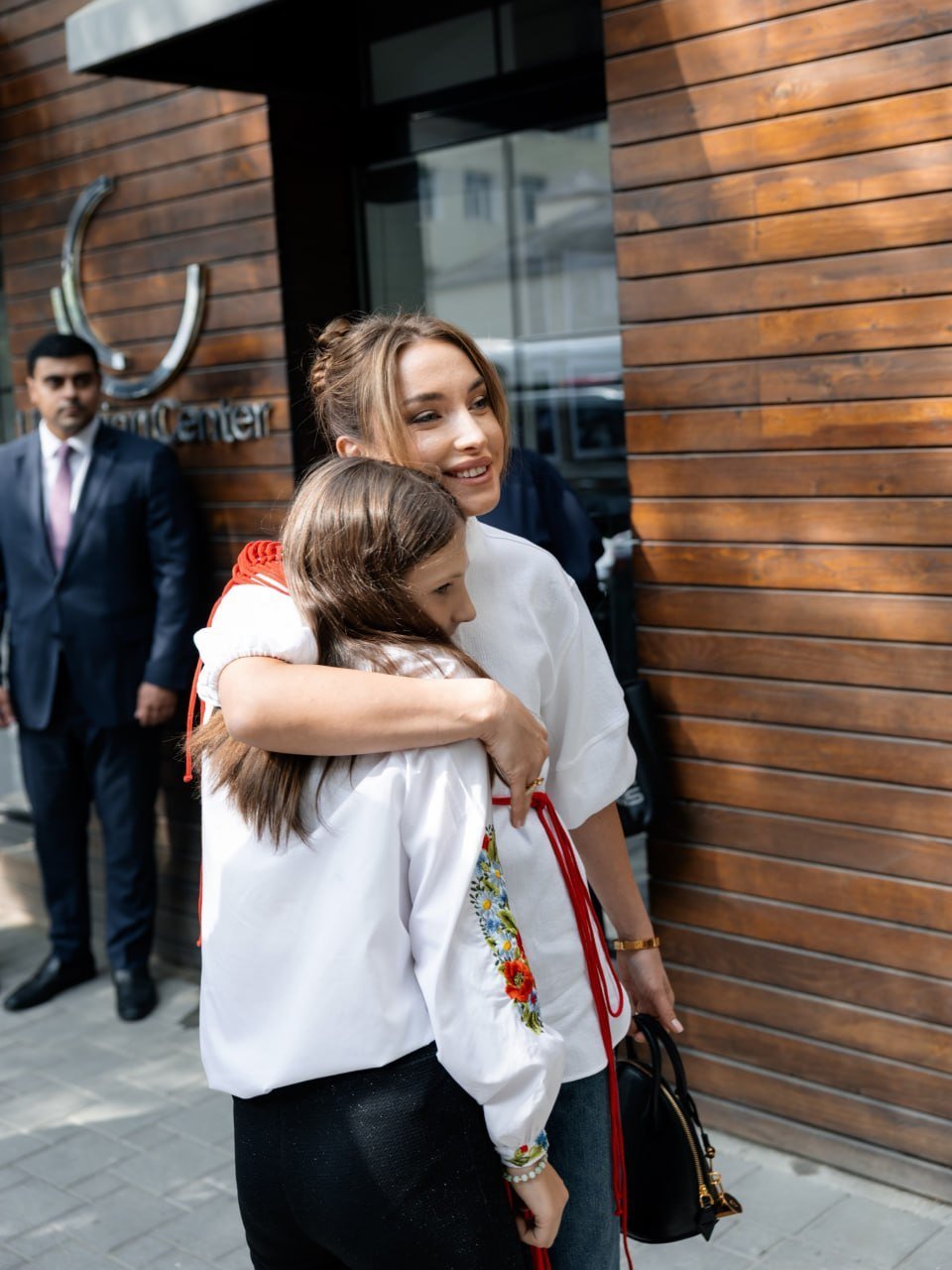 Alyona Əliyeva müharibədən zərər çəkmiş ukraynalı uşaqlarla vaxt keçirib Alyona Əliyeva müharibədən zərər çəkmiş ukraynalı uşaqlarla vaxt keçirib