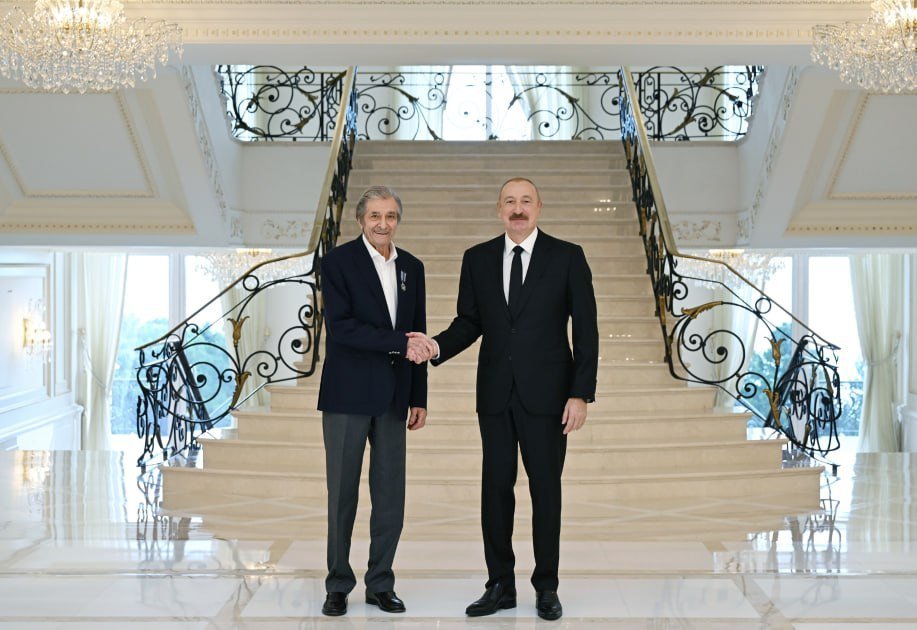İlham Əliyev Fərhad Xəlilova “İstiqlal” ordenini təqdim edib