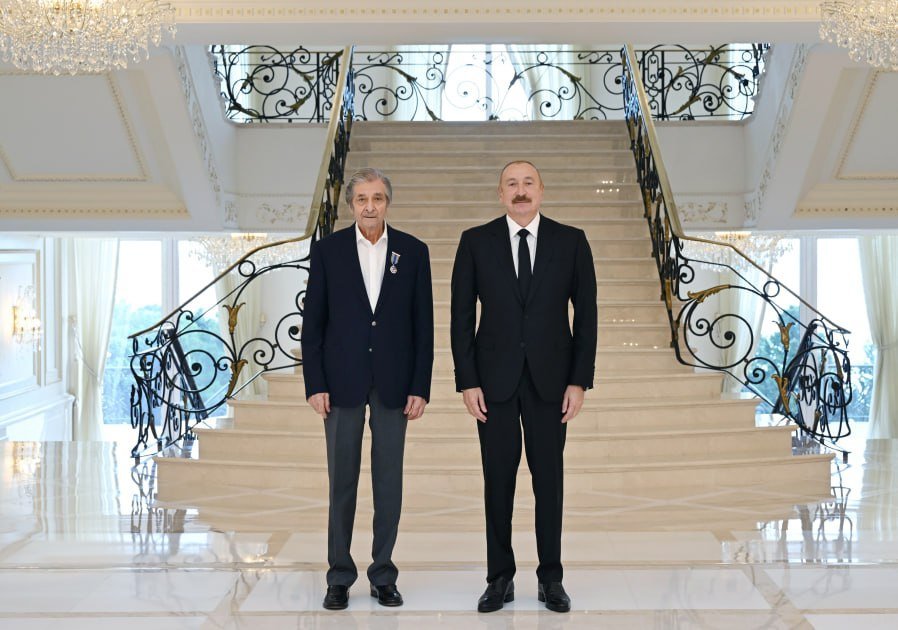 İlham Əliyev Fərhad Xəlilova “İstiqlal” ordenini təqdim edib
